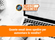 Una persona lavora al computer, sopra appare il testo Quante email devo spedire per aumentare le vendite?.