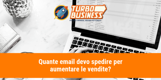 Una persona lavora al computer, sopra appare il testo Quante email devo spedire per aumentare le vendite?.