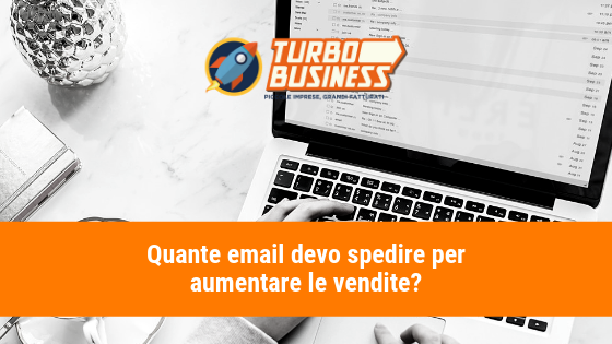 Quante email devo spedire per aumentare le vendite_ (1) Una persona lavora al computer, sopra appare il testo Quante email devo spedire per aumentare le vendite?.