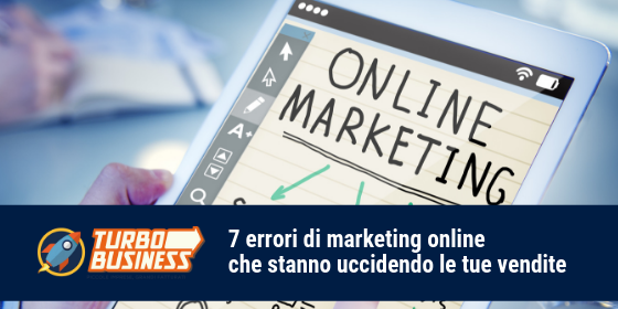 Persona utilizza tablet con appunti di marketing online. Testo: 7 errori di marketing online che stanno uccidendo le tue vendite.