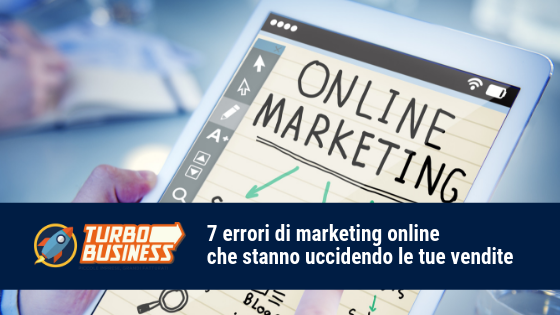 7 errori marketing online Persona utilizza tablet con appunti di marketing online. Testo: 7 errori di marketing online che stanno uccidendo le tue vendite.