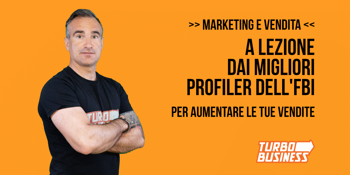 Una persona con braccia conserte su sfondo arancione; testo su marketing e vendita visibile.