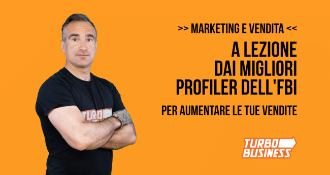 Una persona con braccia conserte su sfondo arancione; testo su marketing e vendita visibile.