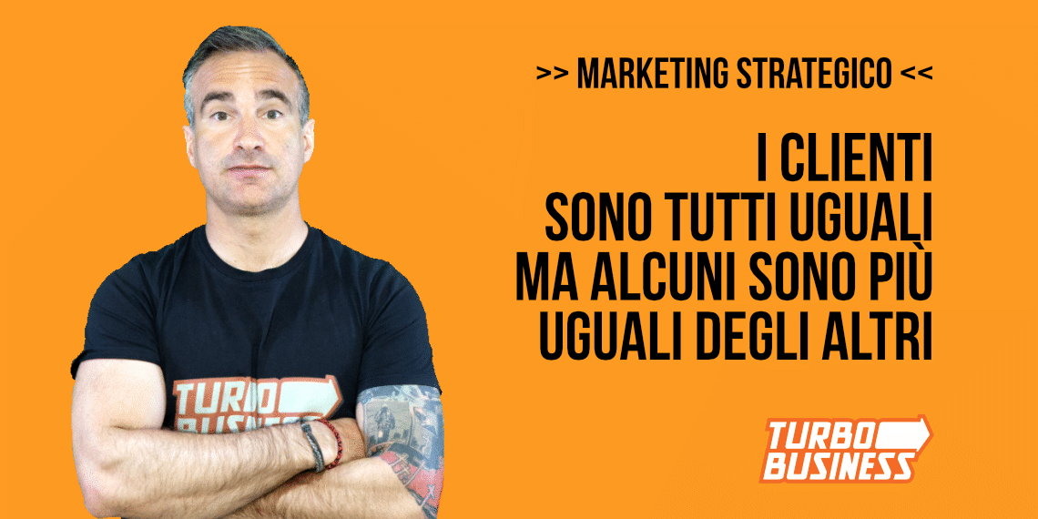 blog nicola clienti Una persona con una maglietta Turbo Business su sfondo arancione e una citazione sul marketing.