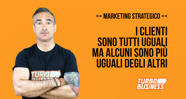 Una persona con una maglietta Turbo Business su sfondo arancione e una citazione sul marketing.