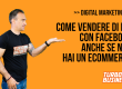Una persona in maglietta nera indica un testo su come vendere di più con Facebook. Sfondo arancione.
