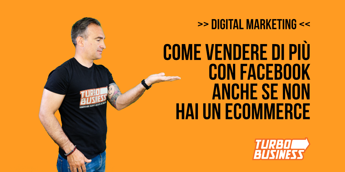 Una persona in maglietta nera indica un testo su come vendere di più con Facebook. Sfondo arancione.