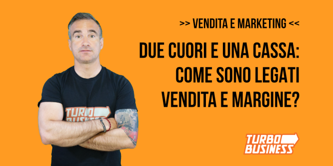 Una persona con le braccia conserte, sfondo arancione, testo su vendita e marketing: Due cuori e una cassa.