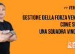 Un uomo con le braccia incrociate accanto a testo motivazionale su gestione vendite, sfondo arancione.