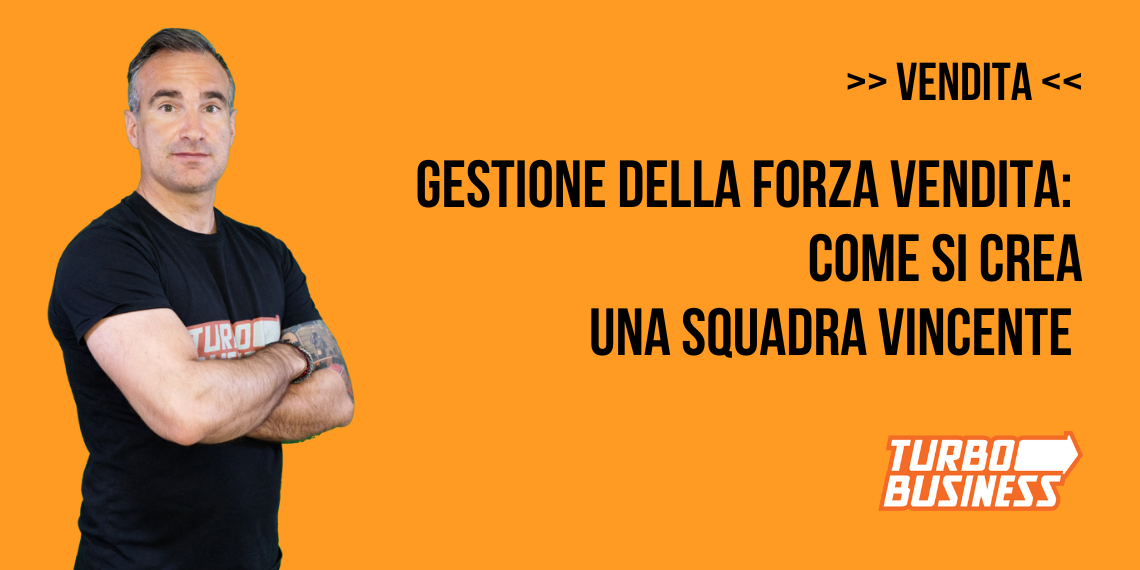 Un uomo con le braccia incrociate accanto a testo motivazionale su gestione vendite, sfondo arancione.