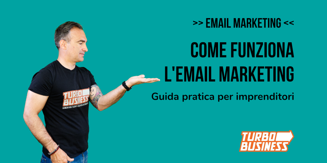 Uomo con maglietta Turbo Business presenta guida pratica su email marketing per imprenditori. Sfondo verde.