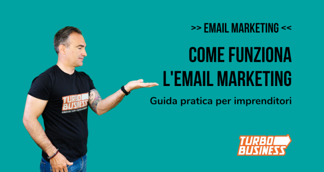 come funziona l’email marketing turbo business Uomo con maglietta Turbo Business presenta guida pratica su email marketing per imprenditori. Sfondo verde.