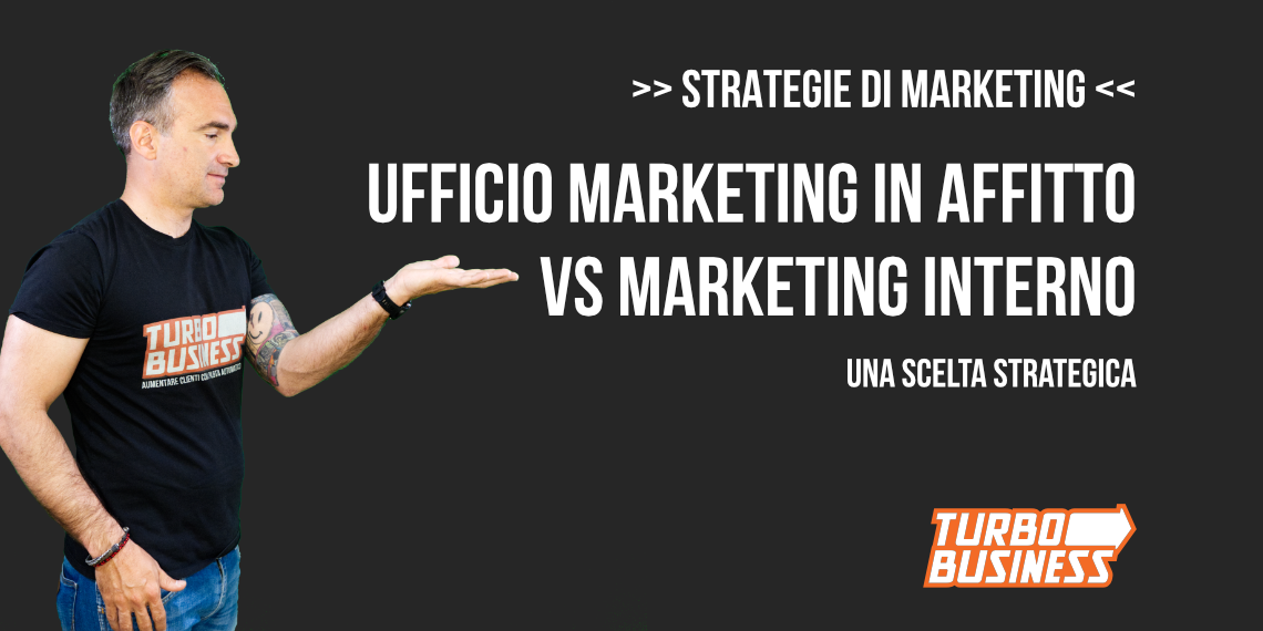 Persona indica testo sulle strategie di marketing tra ufficio in affitto e interno, logo Turbo Business in basso a destra.