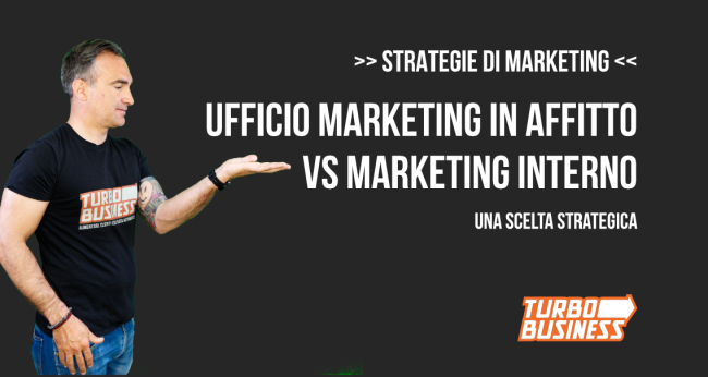 ufficio marketing in affitto vs marketing interno Persona indica testo sulle strategie di marketing tra ufficio in affitto e interno, logo Turbo Business in basso a destra.