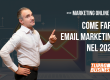 Esperto spiega strategie di email marketing per il 2025 con grafica di buste e testo Turbo Business.